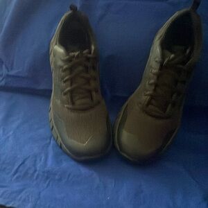 Women work sneaker